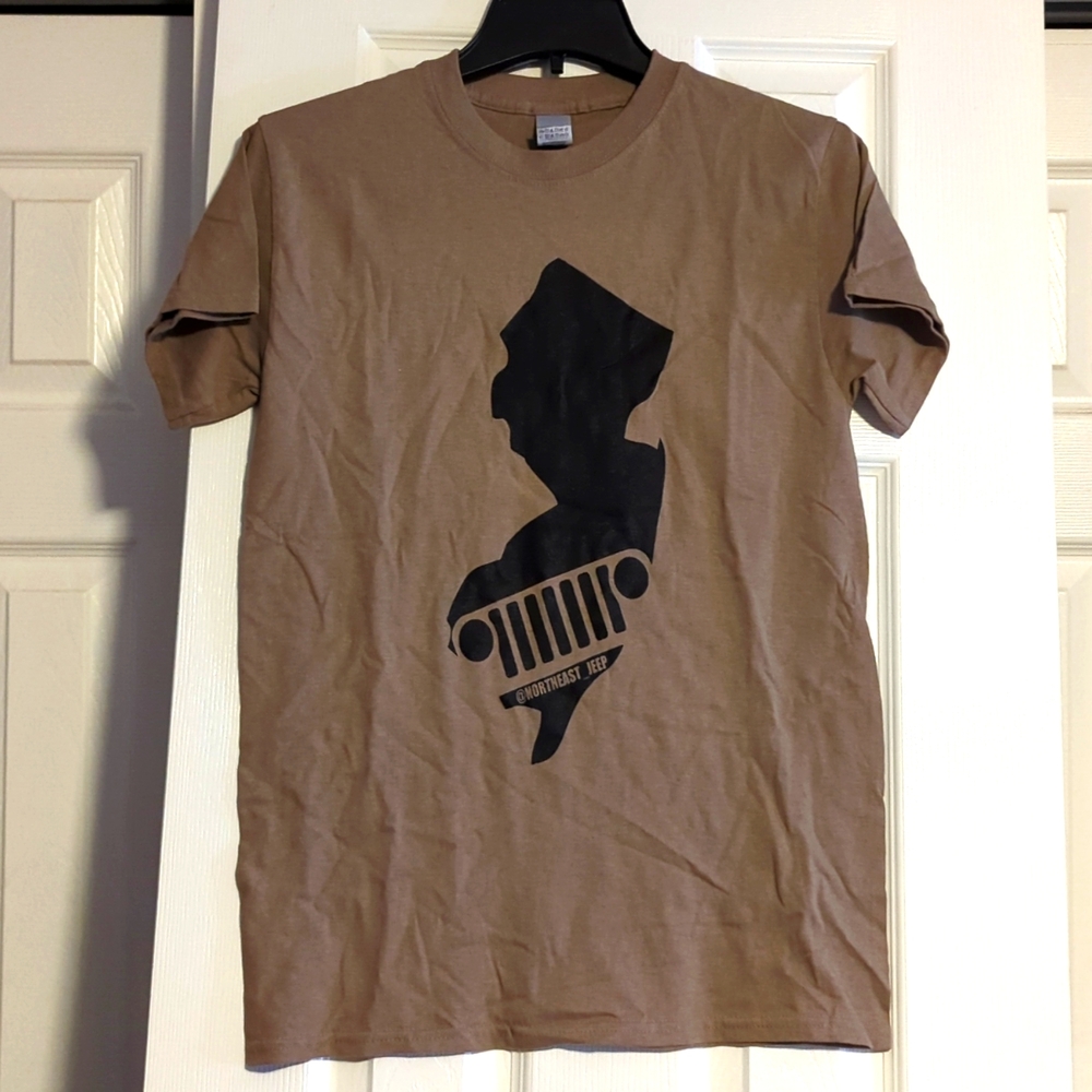 NWOT brown screen printed Northeast Jeep/New Jersey short sleeve Gildan t-shirt